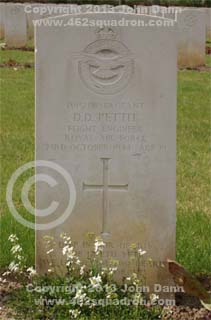 Headstone on grave of Douglas Darrah Pettit, 1895178 RAFVR, 462 Squadron.